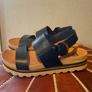 Women's Vista Hi Buckle Sandal black straps size 7